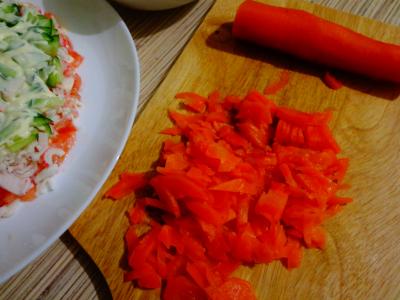 Морковь также следует нарезать соломкой