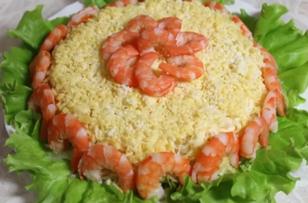 Слоёный салат из морепродуктов с грибами